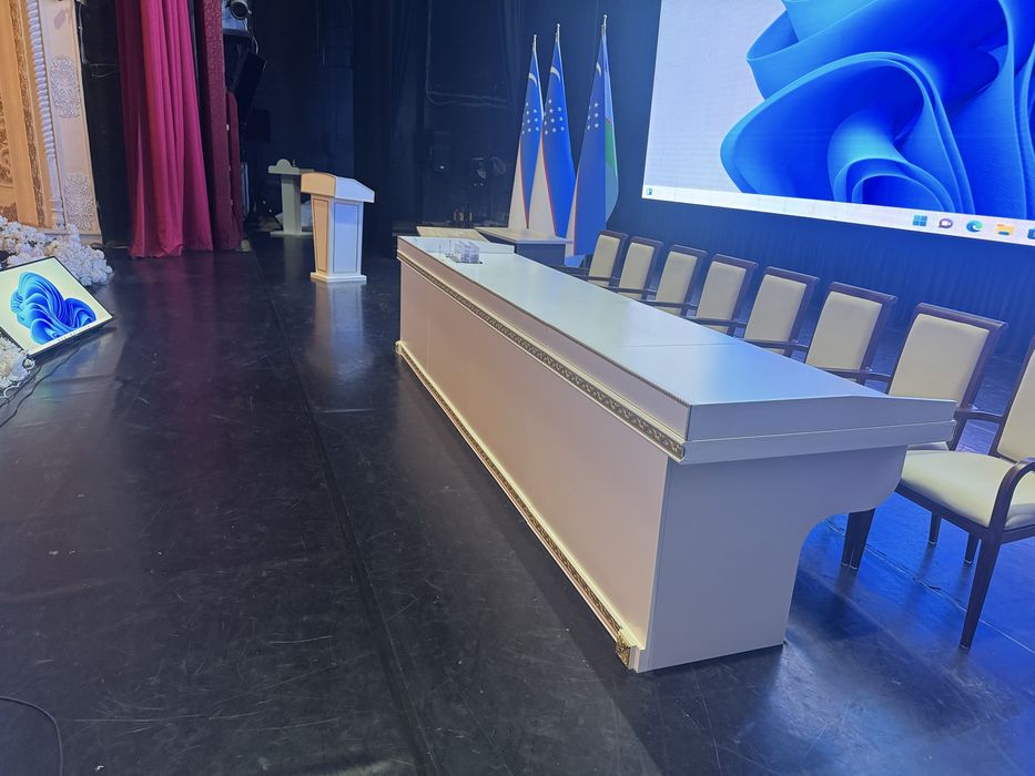 Стол Призумни, Стул кресло, Настолни микрафон Лед екран..