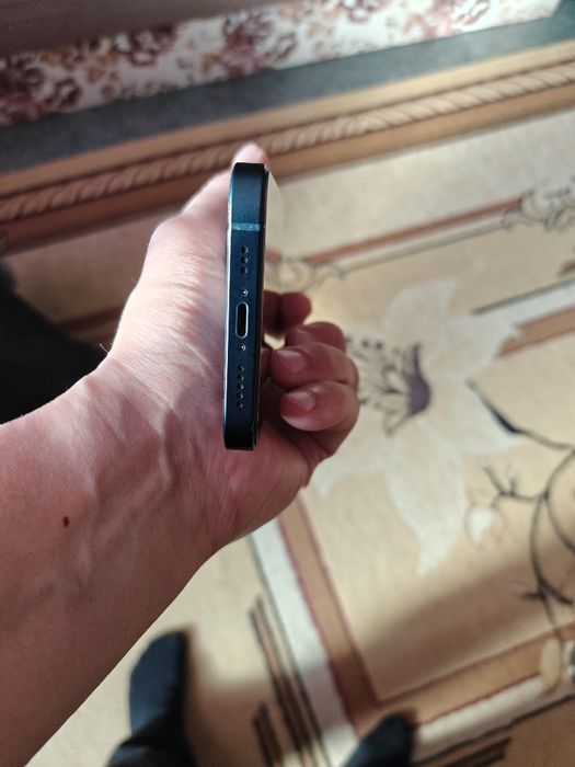 Продам iPhone 13