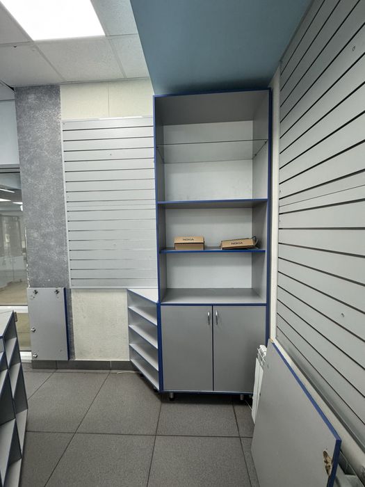 Респшен стол и шкаф