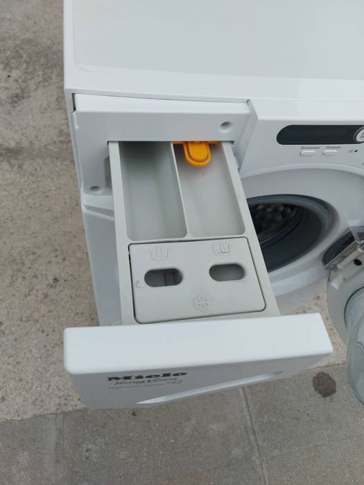 Пералня Miele YoungVision
Цена:270евро
Капацитет на пране 7 кг.
Енергиен клас А++
1600 оборота
Дисплей
Казан от неръждаема стомана
Барабан тип ”Пчелна