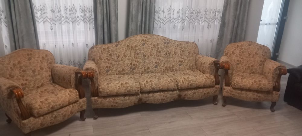 Vind set canapea+2 fotolii stofa italia model floral.Stare foarte bună.Poate fi utilizat pentru amenajare living sau camera de zi