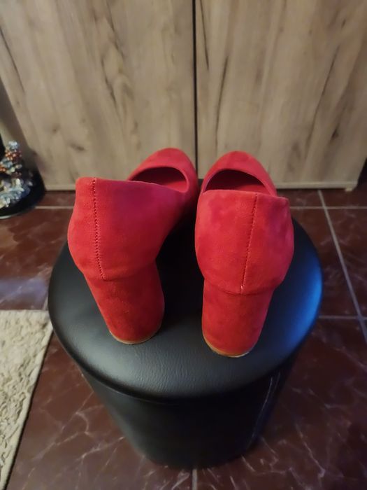 Продавам червени обувки от естествен велур