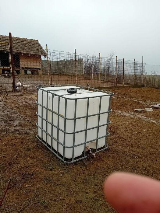 Vând butoi 1000 litri 150 lei fix