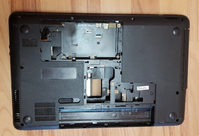 Dezmembrez laptop HP 655 palmrest bottom carcasa LVDS balamale etc.