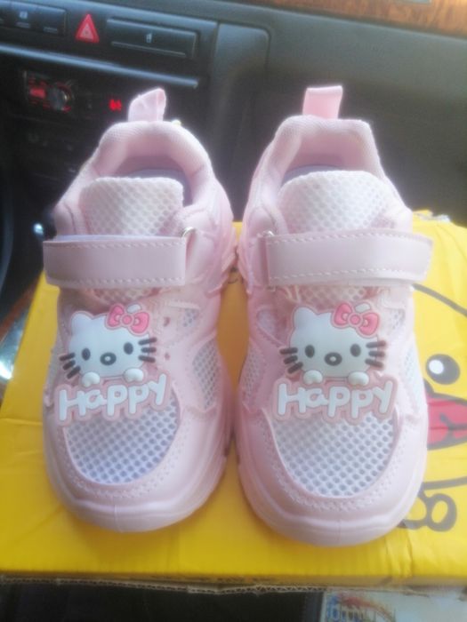 Новые кроссовки на девочку