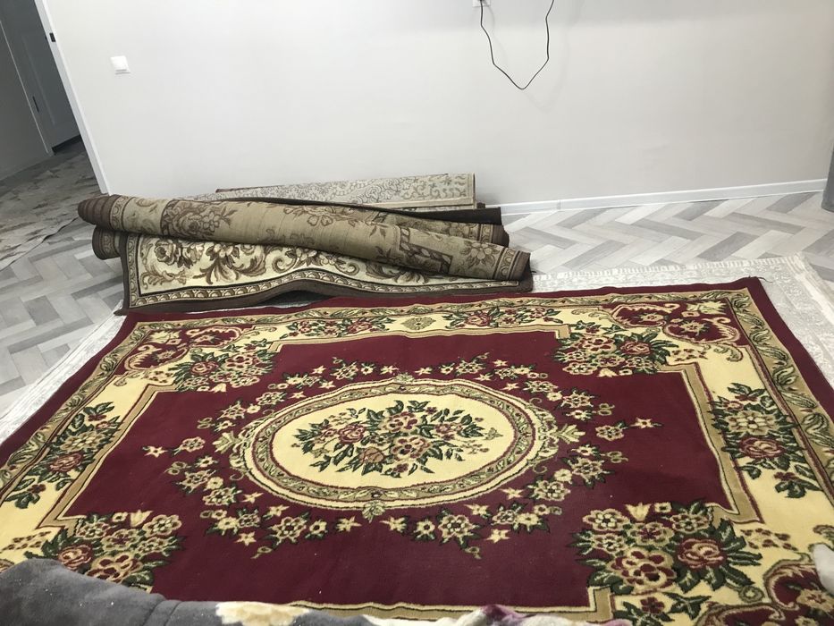 Продам ковер красный