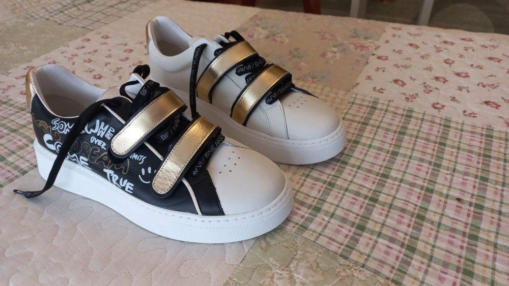 Дамски черно-бели арт сникърси