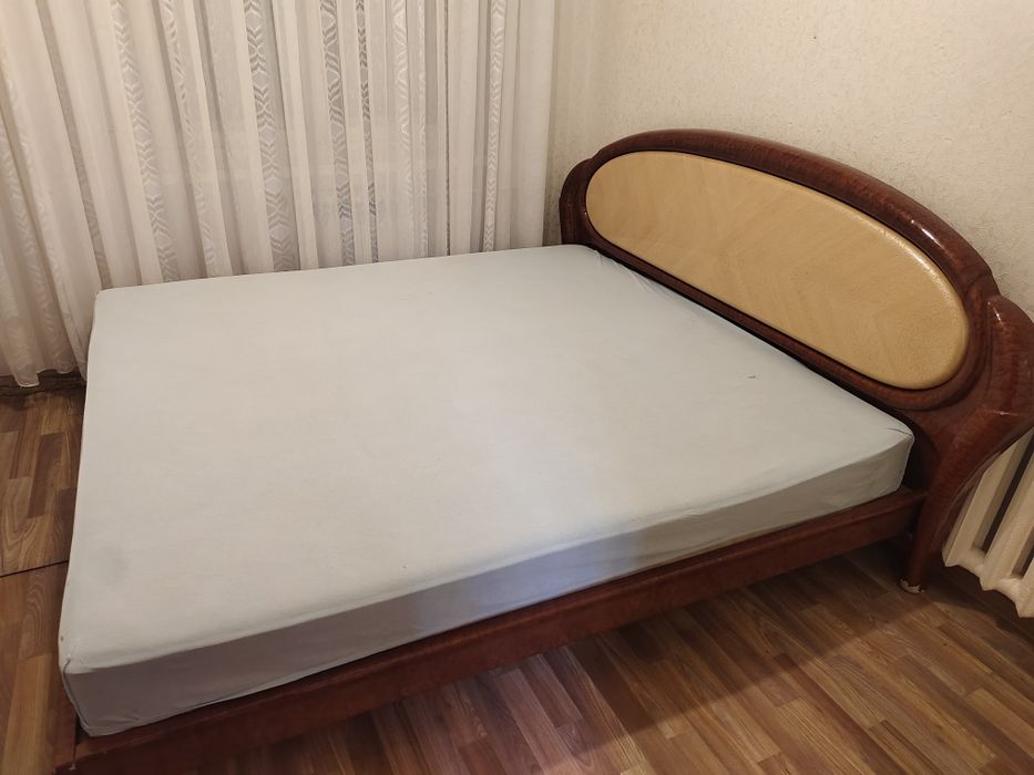 Продаю Тумбу с зеркалом и спальный гарнитур
