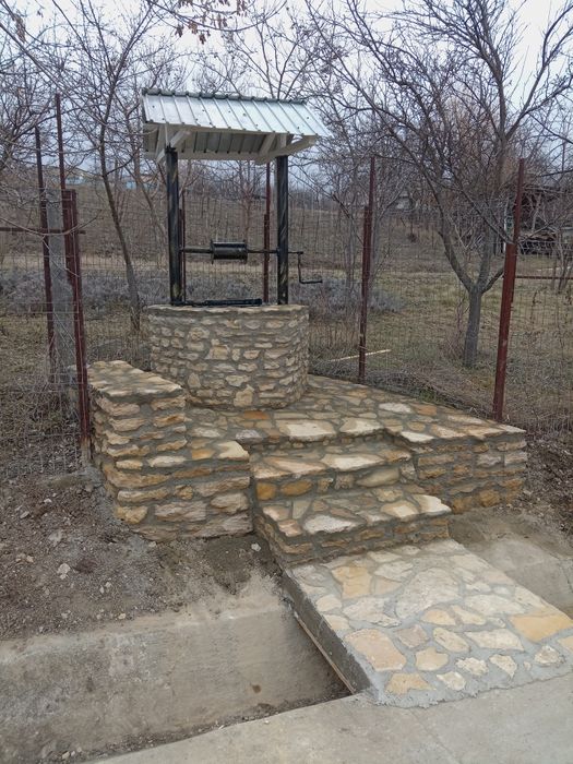 Renovez fântâni cu piatră naturală sau cărămidă la preferința.