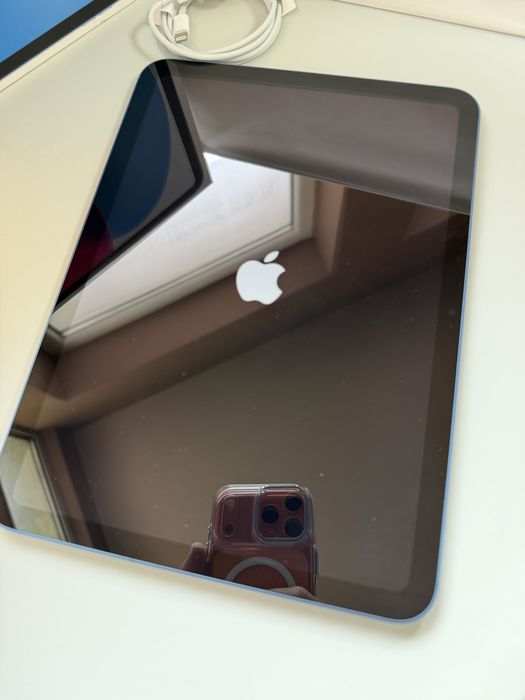 iPad 10th Generation Wi - Fi + Cellular