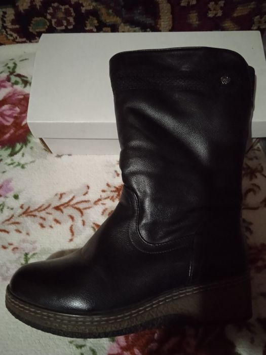 Продам женские зимние сапоги