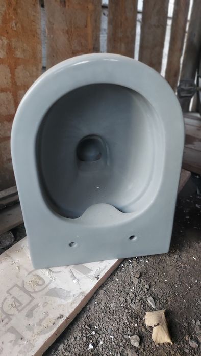 Серый настеный унитаз