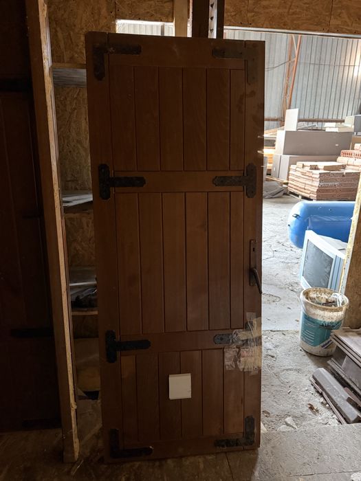 Usi de intrare din lemn masiv stil rustic din demolare controlata