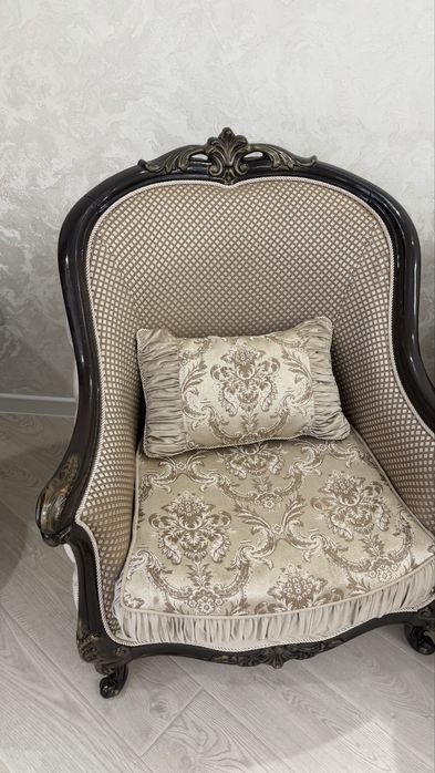 Продам диван и кресла