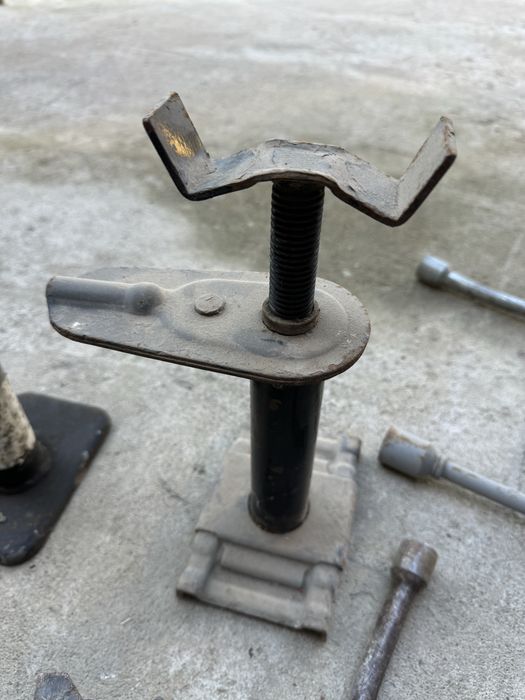 Домкрат и ключ подставка