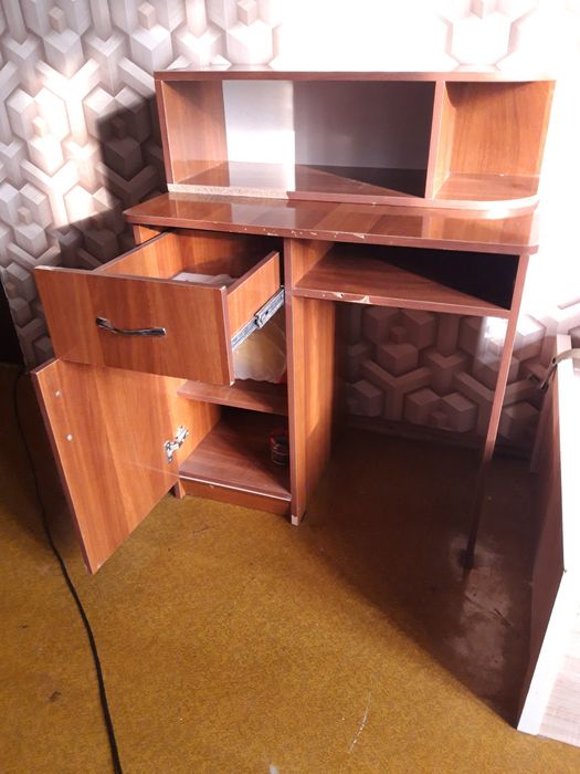 Письменный детский стол с полкой