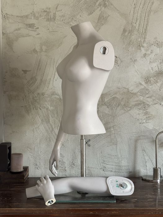 Манекен торс, 2 броя мъжки и 2 дамски. Гъвкави дървени ръце за манекен.