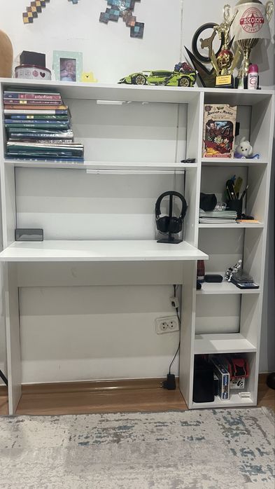 Стол письменный.