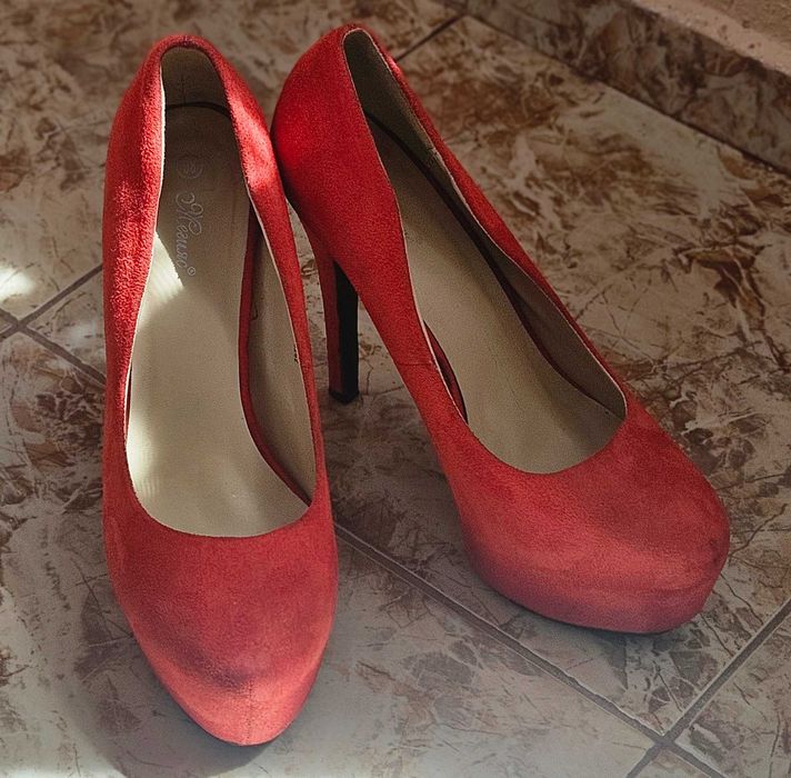 Червени обувки на висок ток