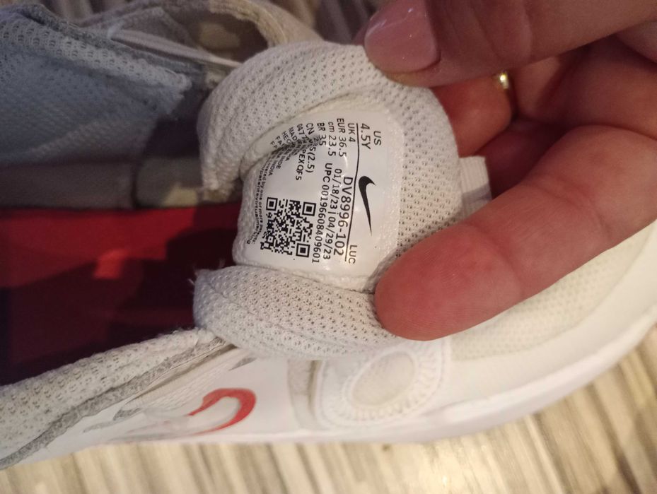 Бели-червени кецове