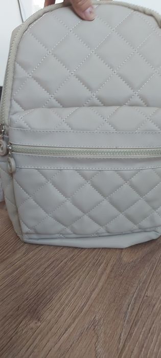 Раница в бежово с преден джоб и странични джобове