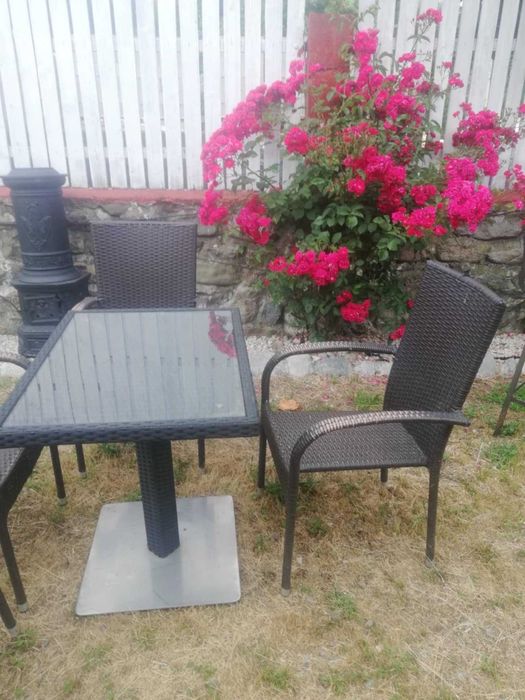 Scaune și mese de vânzare