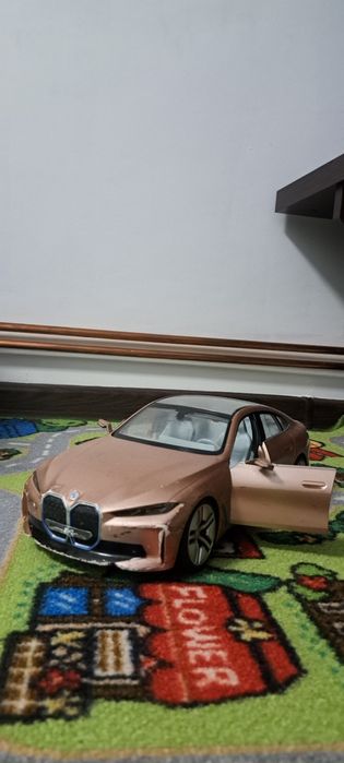 Bmw i4 în stare destul de buna scara 1.14