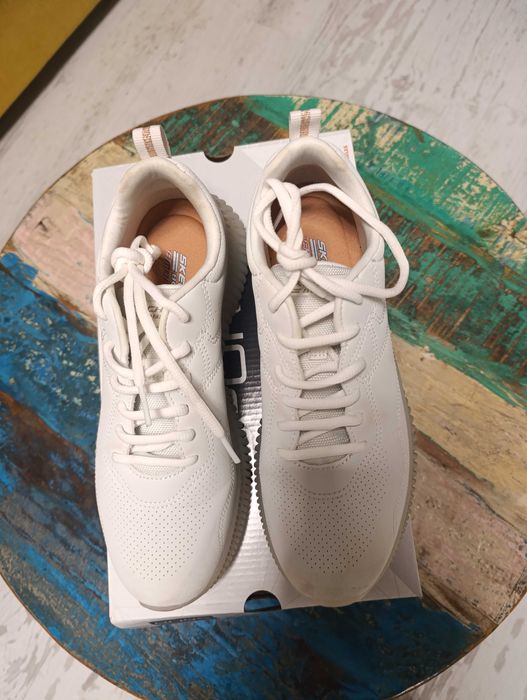 Продавам бели маратонки Skechers