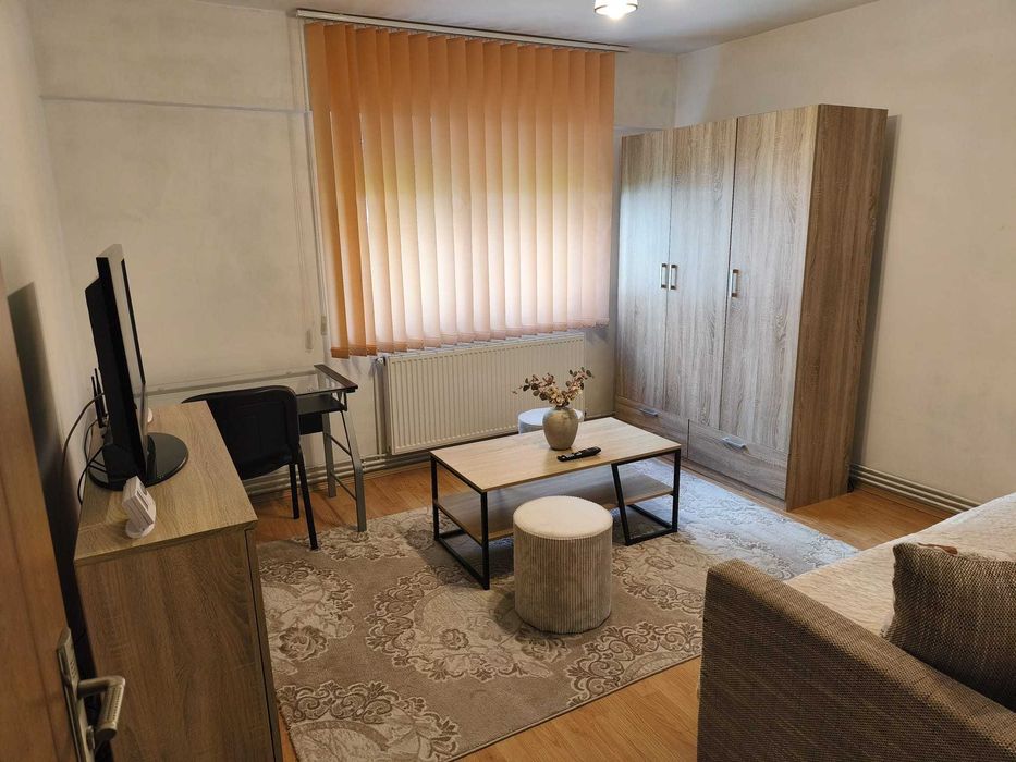 Dau în chirie garsonieră amenajată utilată confort I la parter 4 în bloc de garsoniere în cartierul Dâmbul Pietros.