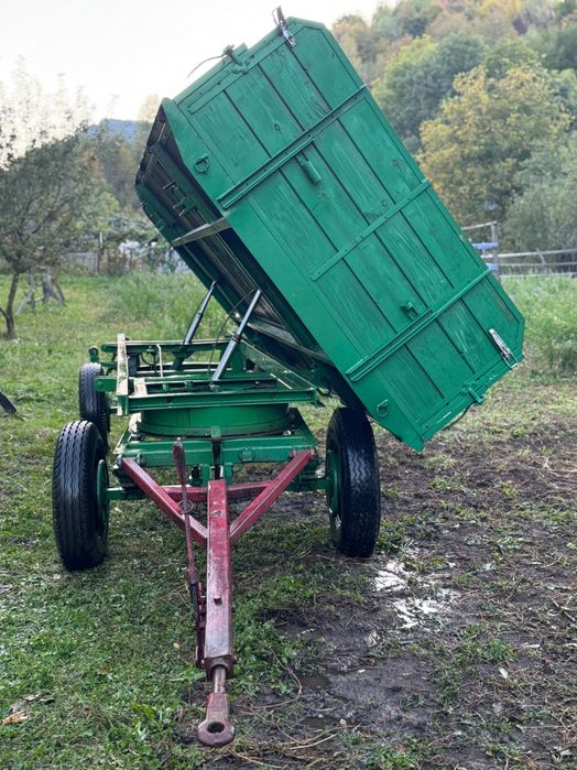 Vând două remorci agricole , ambele basculează undă ditre ele basculează stanga -dreapta