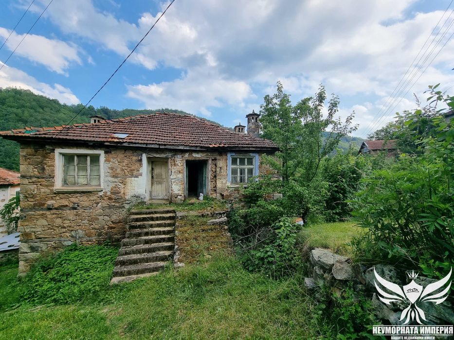 Двуетажна вила/къща 142РЗП с 280кв. двор село Белев Дол общ.Смолян