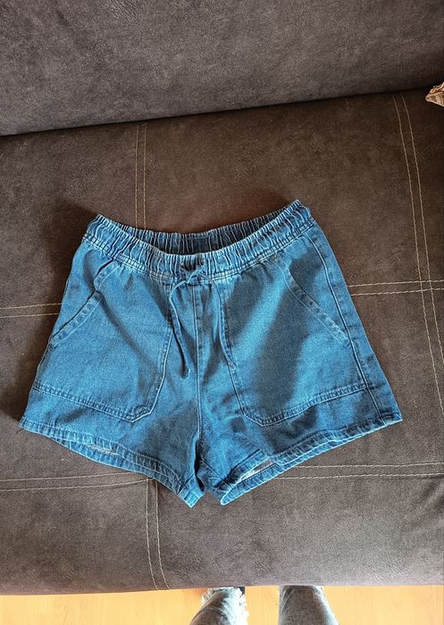 Donez pantaloni scurți noi în stare impecabila