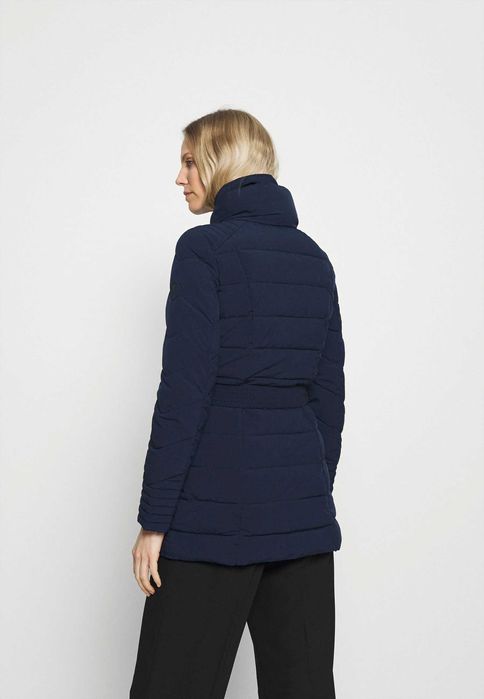 Geaca Guess cu puf cambrata matlasată cu centura in talie