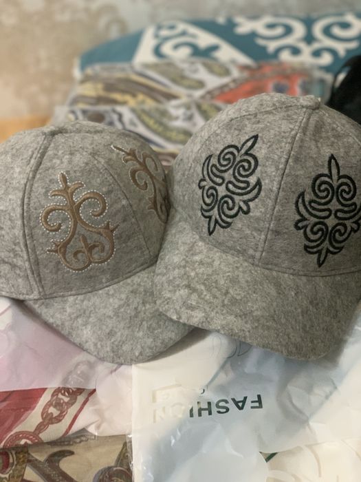 Кепки с орнаментом, платки