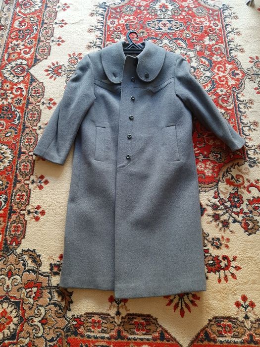 Продам 2 пальто,весна,осень.