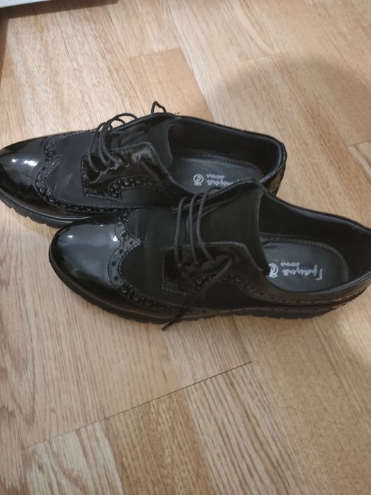 Дамски обувки от черен велур и лак