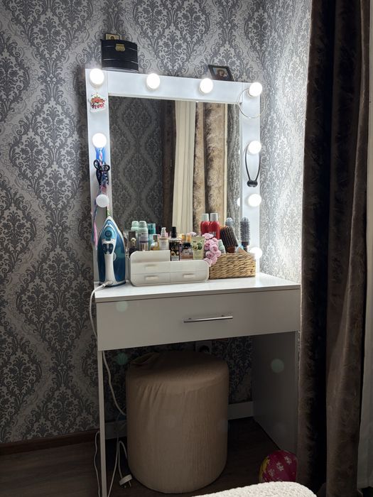 Трюмо женское с лампочками