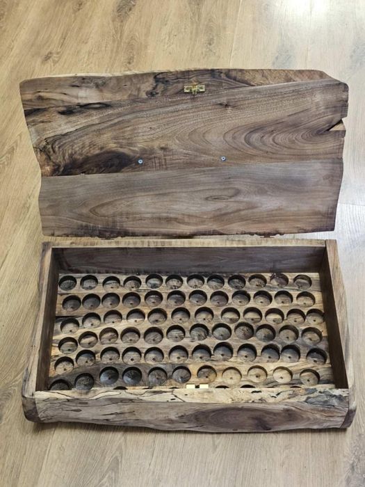 Ръчно изработена кутия от естествено дърво за шишенца с етерични масла