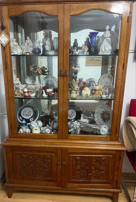 Vitrina de stejar sculptata