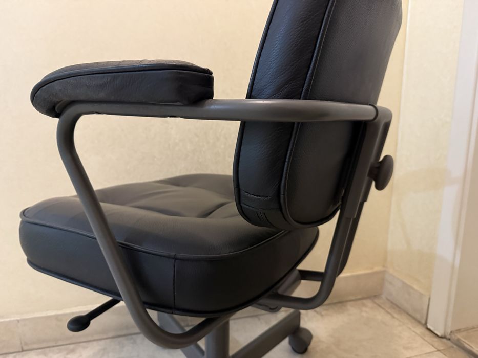 Кожен офисен стол