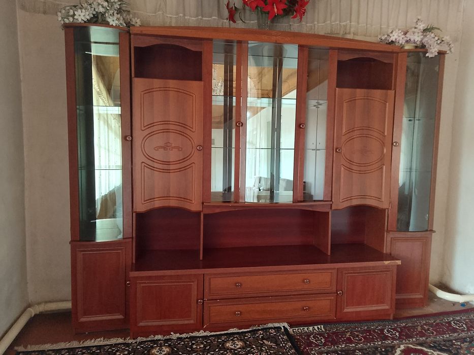 Divan kreslo yumshoq mebil va stenka