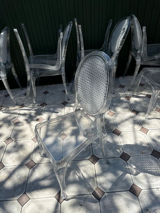 Прозрачные стулья