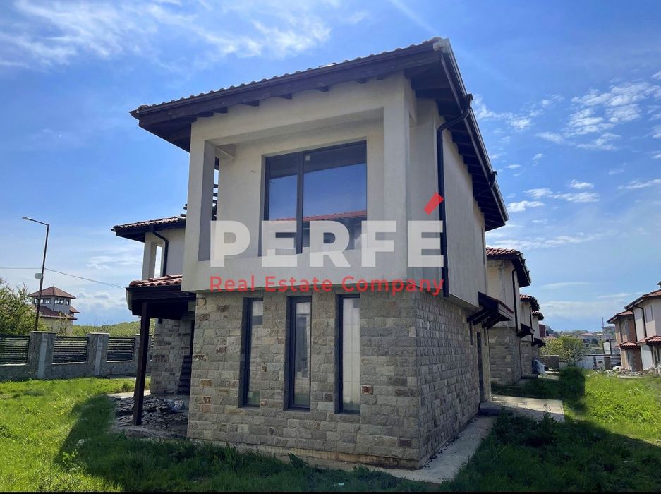 Продава се Къща в с. Синеморец, Област Бургас - 200 кв.м за 1250 €/кв.м - Снимка #1