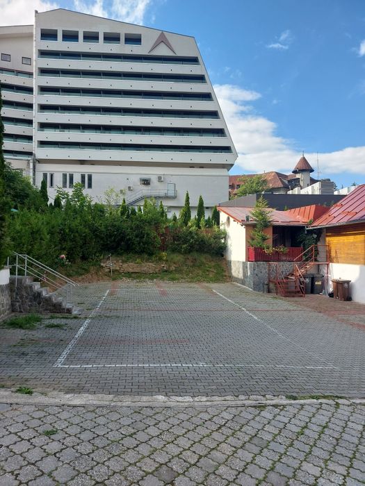 Sinaia centru, de închiriat vilă 9 camere, parcare 10 mașini, termen lung