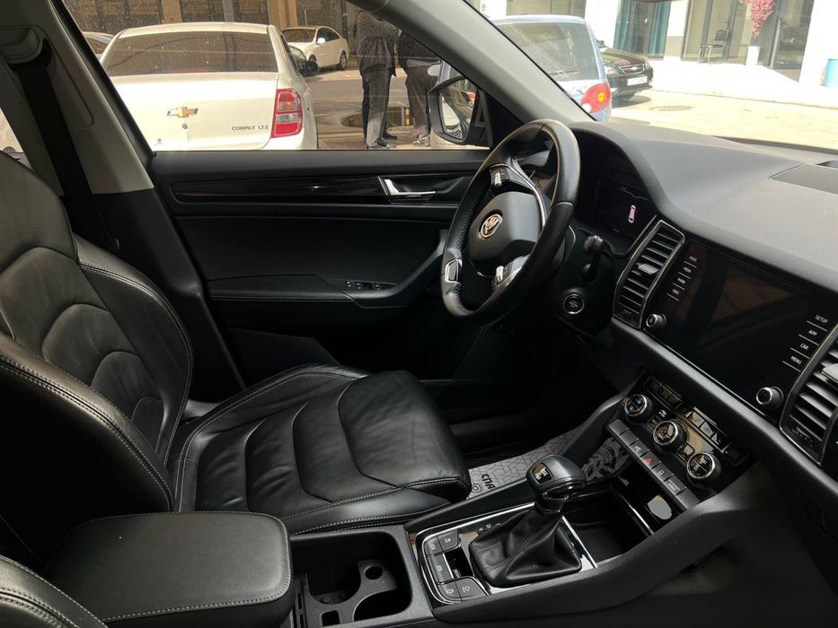 Skoda moshina sotiladi