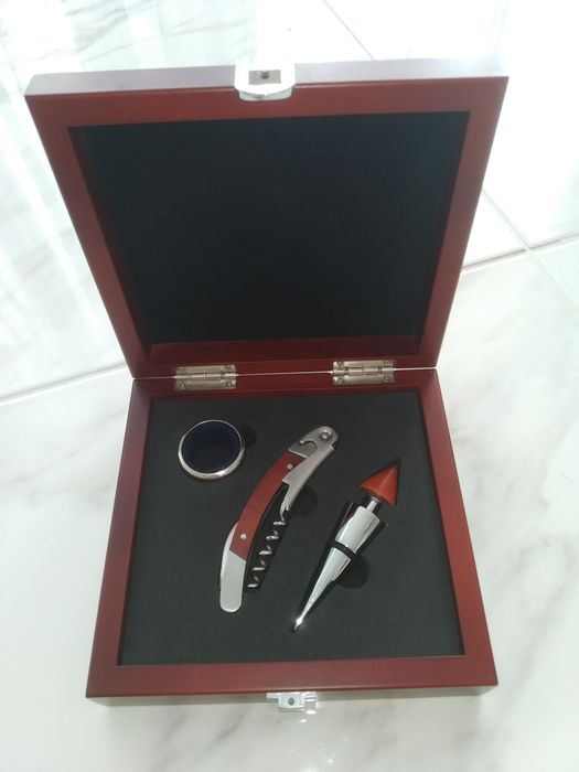 Кутия с прибори за вино + метална тапа за уиски с лого