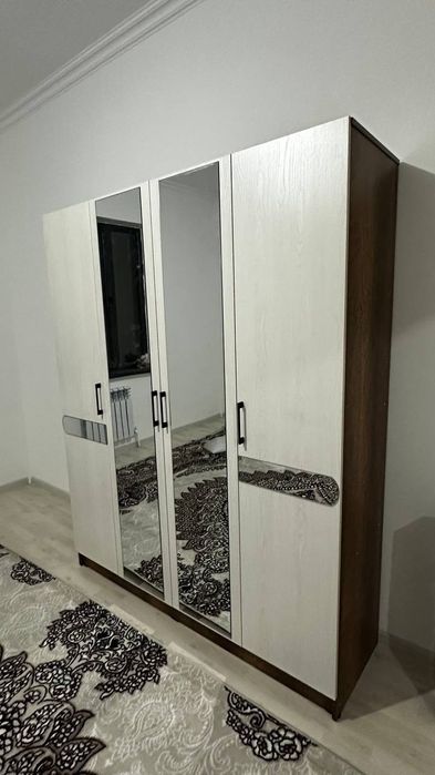 Продаю стильный и вместительный шкаф с зеркальными дверцами!
