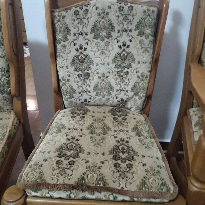 Scaune din lemn masiv, în stare foarte bună (4bucăți)500lei
