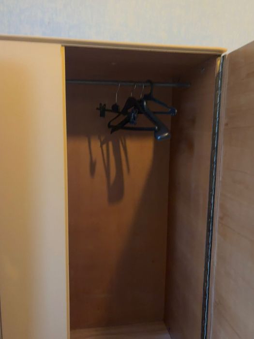 Подарявам детски гардероб от масива