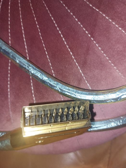 Различни кабели и зарядни